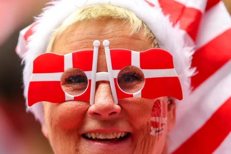 Gospođe u bojama i otkačene zastavice: Danska ima neku drugu navijačku kulturu