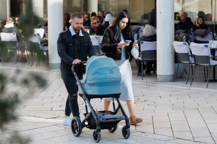 Za ovim nogama se okrenula cijela Kalelarga: Zadrani nisu skidali pogled s crnke u crvenom