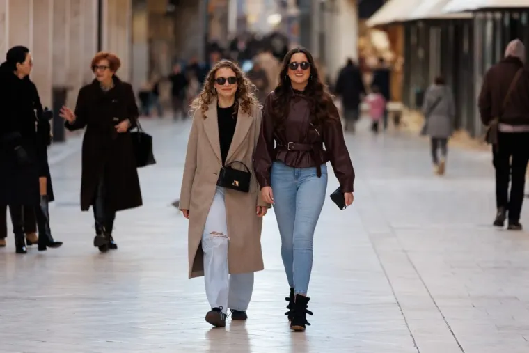 Za ovim nogama se okrenula cijela Kalelarga: Zadrani nisu skidali pogled s crnke u crvenom