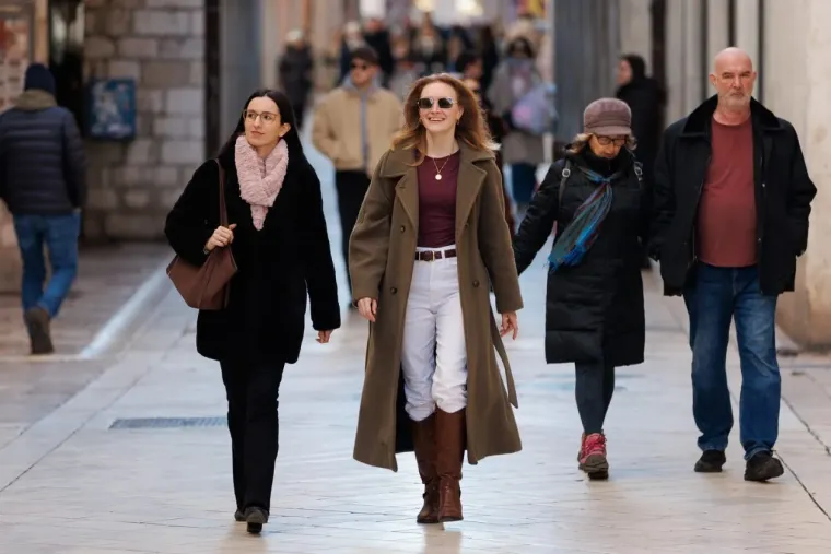 Za ovim nogama se okrenula cijela Kalelarga: Zadrani nisu skidali pogled s crnke u crvenom