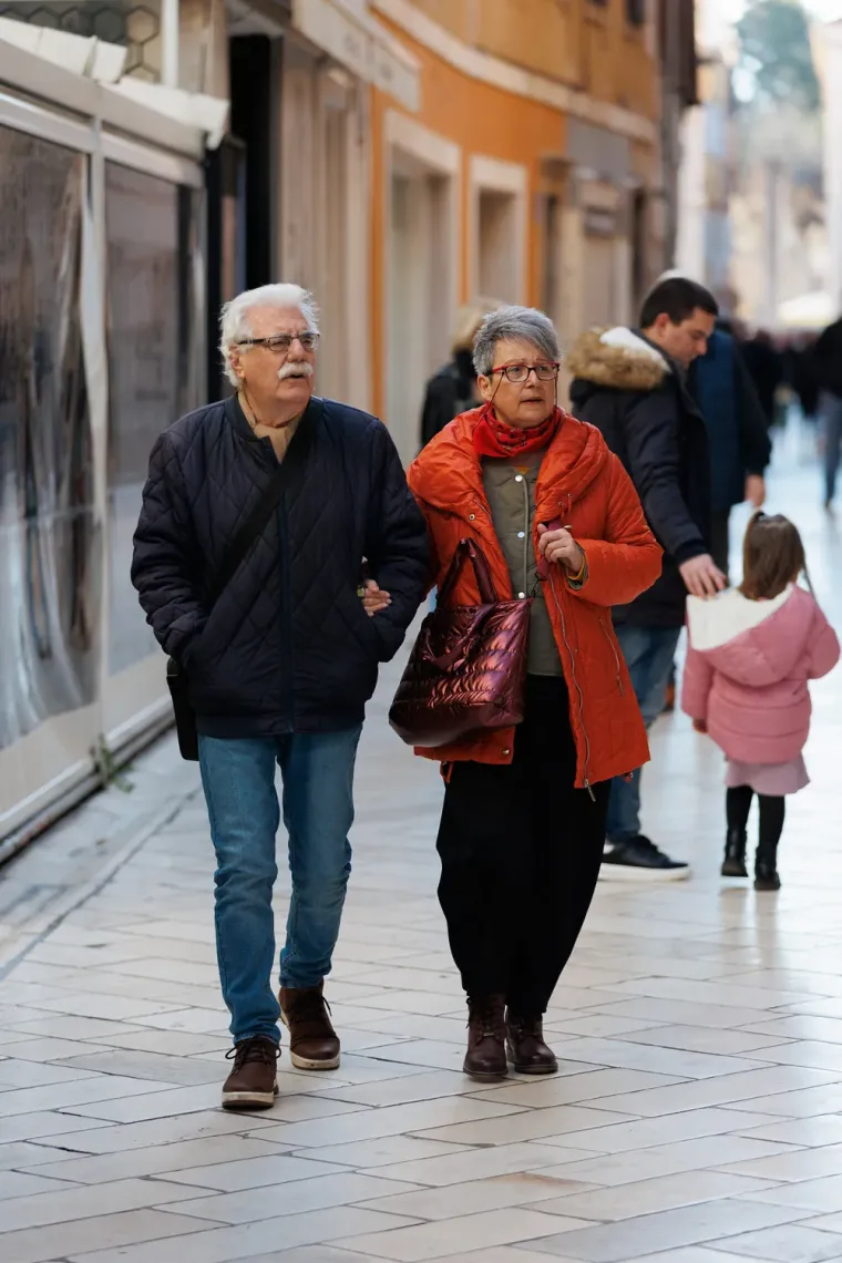 Za ovim nogama se okrenula cijela Kalelarga: Zadrani nisu skidali pogled s crnke u crvenom