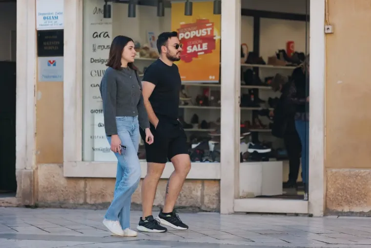 Za ovim nogama se okrenula cijela Kalelarga: Zadrani nisu skidali pogled s crnke u crvenom