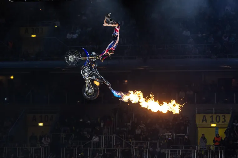 Letjeli zrakom i radili zapanjujuće trikove, a atraktivna bacačica plamena 'zapalila' publiku