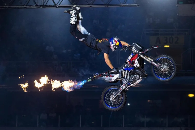 Letjeli zrakom i radili zapanjujuće trikove, a atraktivna bacačica plamena 'zapalila' publiku