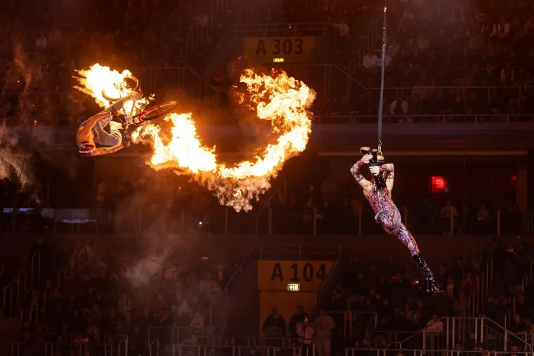Letjeli zrakom i radili zapanjujuće trikove, a atraktivna bacačica plamena 'zapalila' publiku