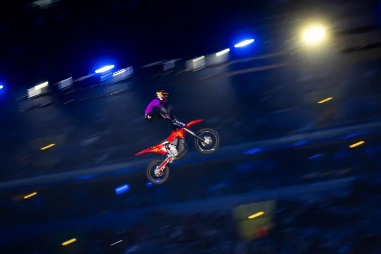 Letjeli zrakom i radili zapanjujuće trikove, a atraktivna bacačica plamena 'zapalila' publiku