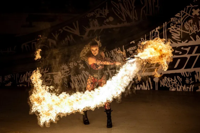 Letjeli zrakom i radili zapanjujuće trikove, a atraktivna bacačica plamena 'zapalila' publiku