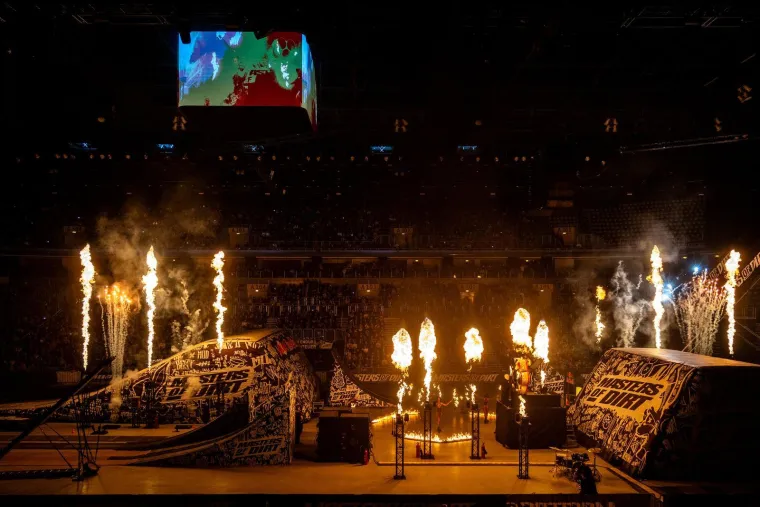 Letjeli zrakom i radili zapanjujuće trikove, a atraktivna bacačica plamena 'zapalila' publiku