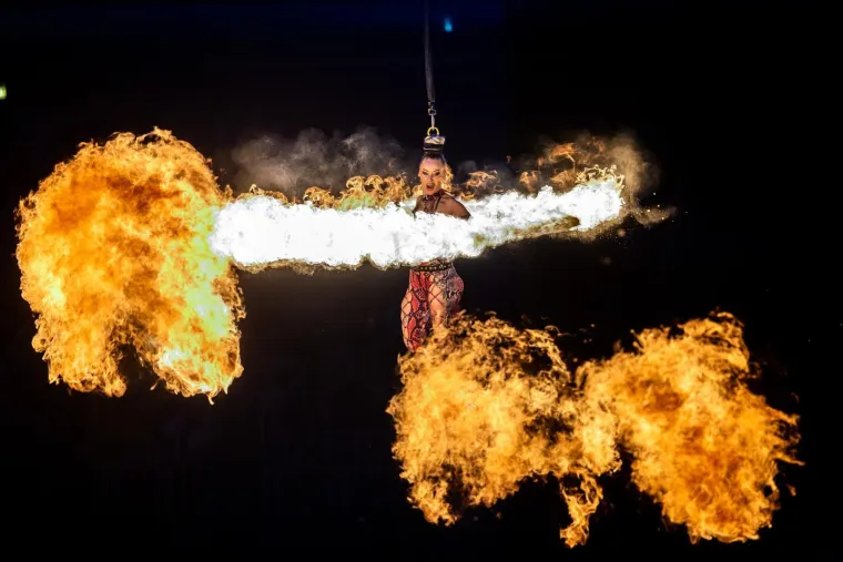 Letjeli zrakom i radili zapanjujuće trikove, a atraktivna bacačica plamena 'zapalila' publiku