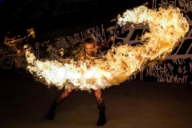Letjeli zrakom i radili zapanjujuće trikove, a atraktivna bacačica plamena 'zapalila' publiku