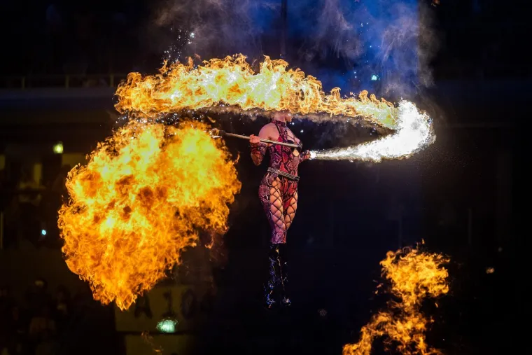 Letjeli zrakom i radili zapanjujuće trikove, a atraktivna bacačica plamena 'zapalila' publiku