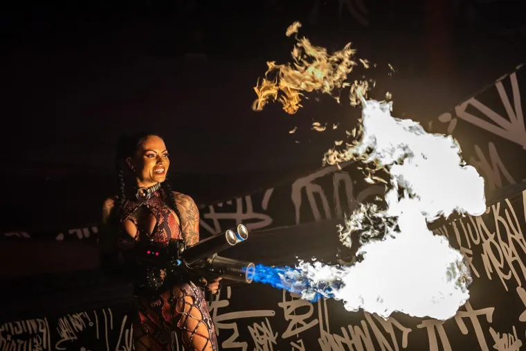 Letjeli zrakom i radili zapanjujuće trikove, a atraktivna bacačica plamena 'zapalila' publiku