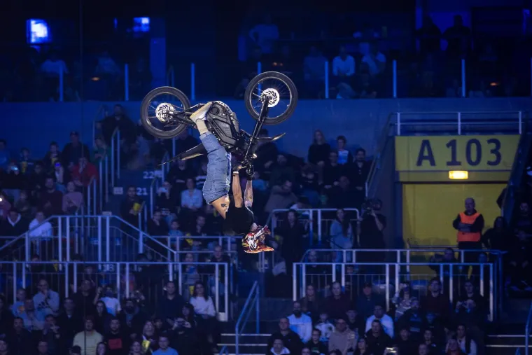 Letjeli zrakom i radili zapanjujuće trikove, a atraktivna bacačica plamena 'zapalila' publiku