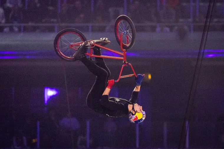 Letjeli zrakom i radili zapanjujuće trikove, a atraktivna bacačica plamena 'zapalila' publiku