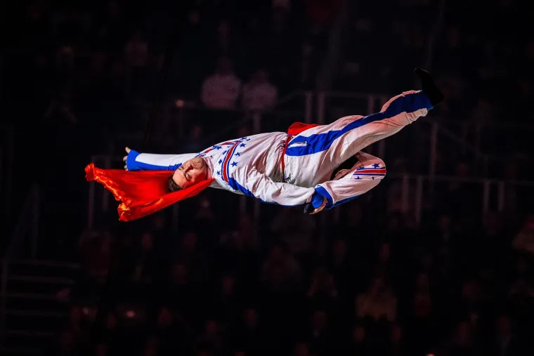 Letjeli zrakom i radili zapanjujuće trikove, a atraktivna bacačica plamena 'zapalila' publiku