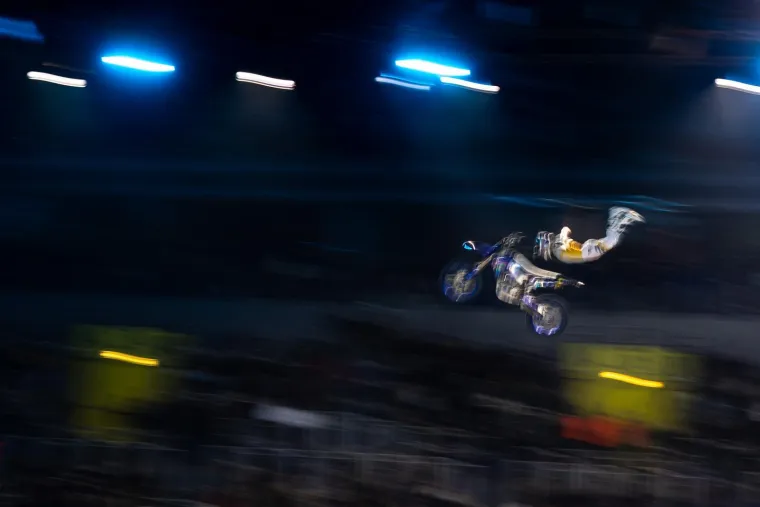 Letjeli zrakom i radili zapanjujuće trikove, a atraktivna bacačica plamena 'zapalila' publiku