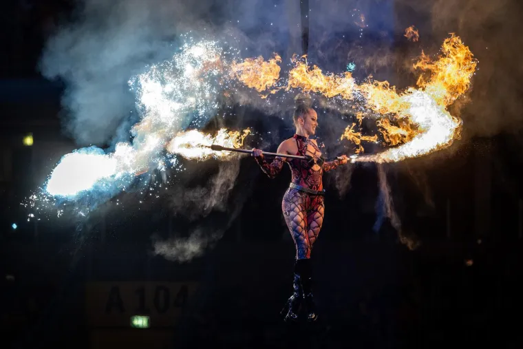 Letjeli zrakom i radili zapanjujuće trikove, a atraktivna bacačica plamena 'zapalila' publiku