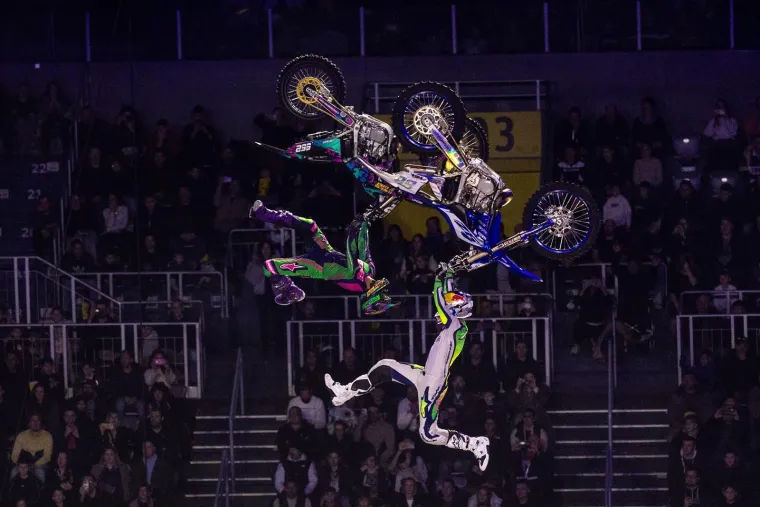 Letjeli zrakom i radili zapanjujuće trikove, a atraktivna bacačica plamena 'zapalila' publiku