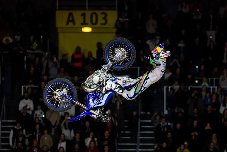 Letjeli zrakom i radili zapanjujuće trikove, a atraktivna bacačica plamena 'zapalila' publiku