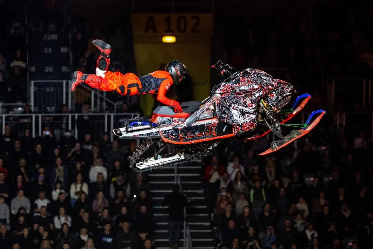 Letjeli zrakom i radili zapanjujuće trikove, a atraktivna bacačica plamena 'zapalila' publiku