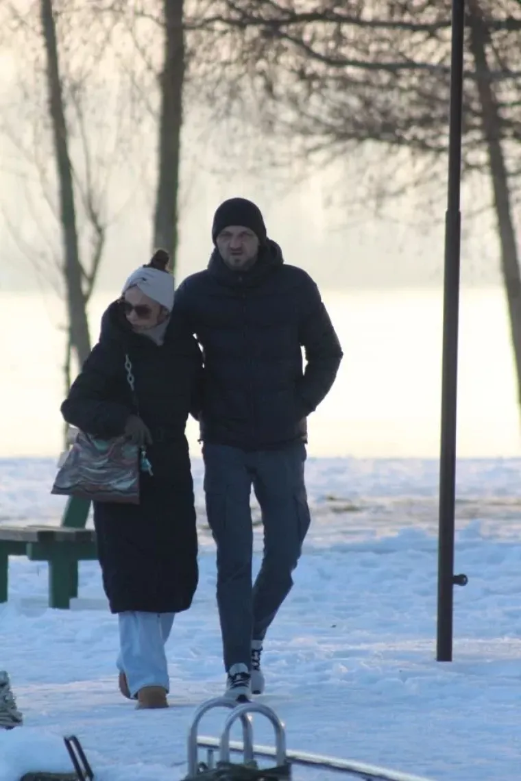 Zimska romantika uz Dravu: Parovi iskoristili vedro nedjeljno poslijepodne