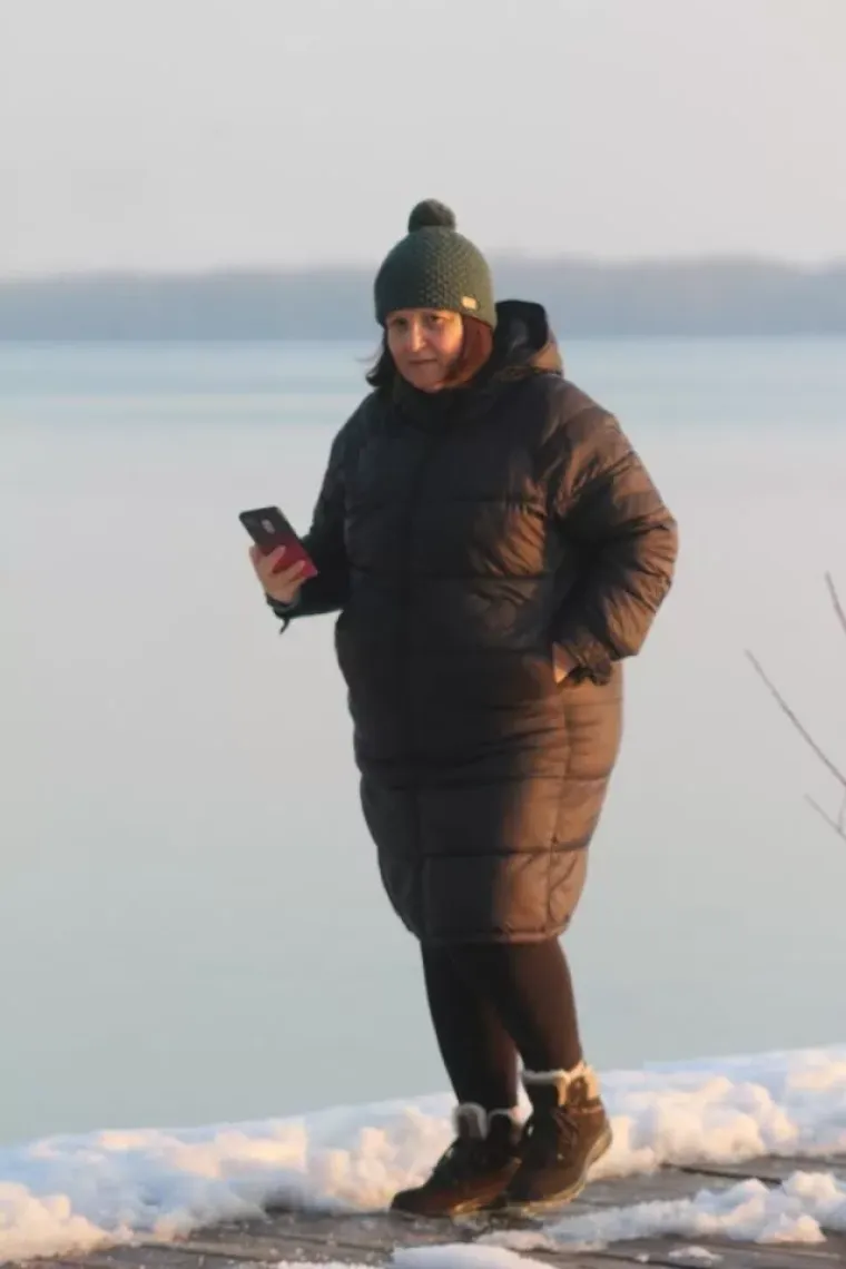 Zimska romantika uz Dravu: Parovi iskoristili vedro nedjeljno poslijepodne