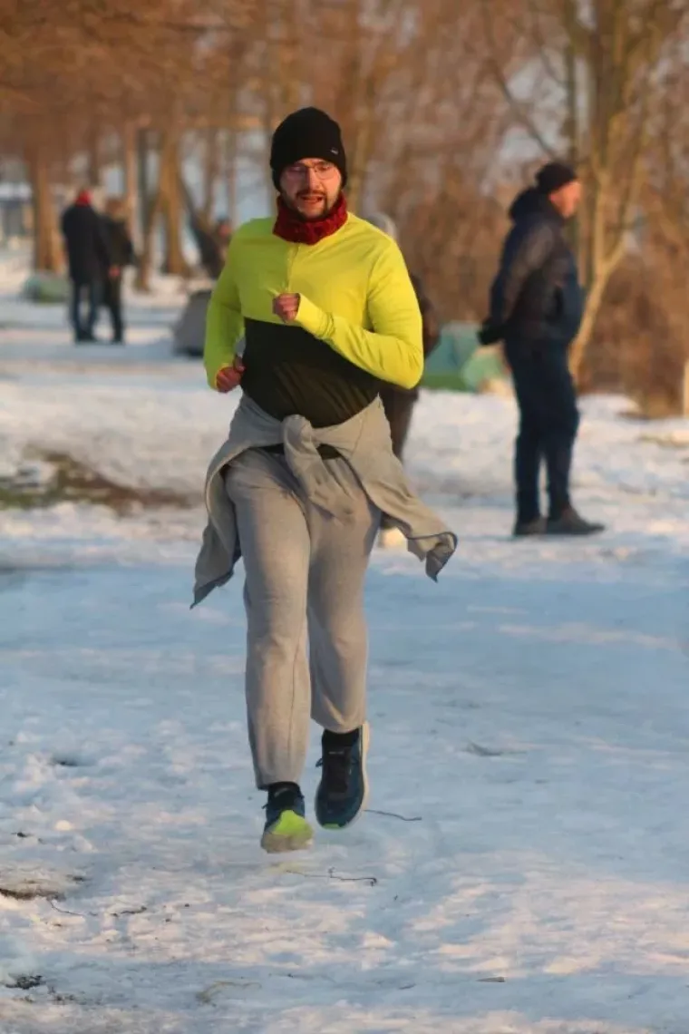 Zimska romantika uz Dravu: Parovi iskoristili vedro nedjeljno poslijepodne