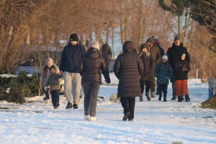 Zimska romantika uz Dravu: Parovi iskoristili vedro nedjeljno poslijepodne