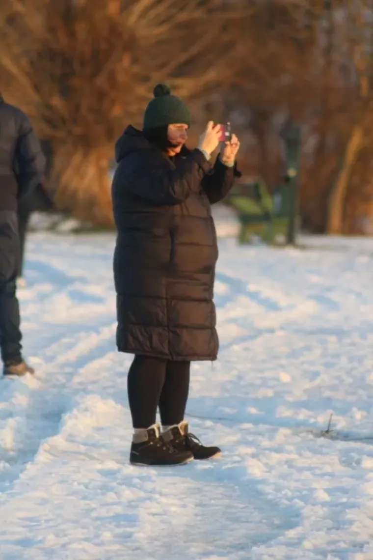 Zimska romantika uz Dravu: Parovi iskoristili vedro nedjeljno poslijepodne