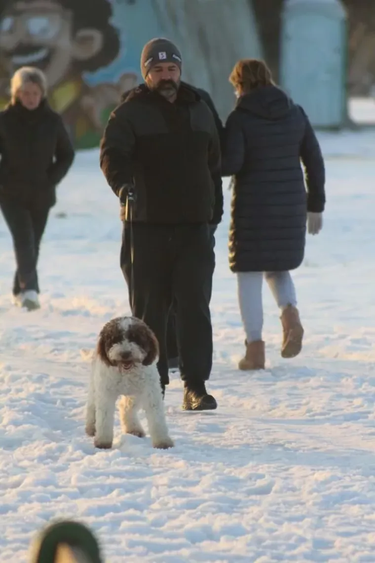 Zimska romantika uz Dravu: Parovi iskoristili vedro nedjeljno poslijepodne