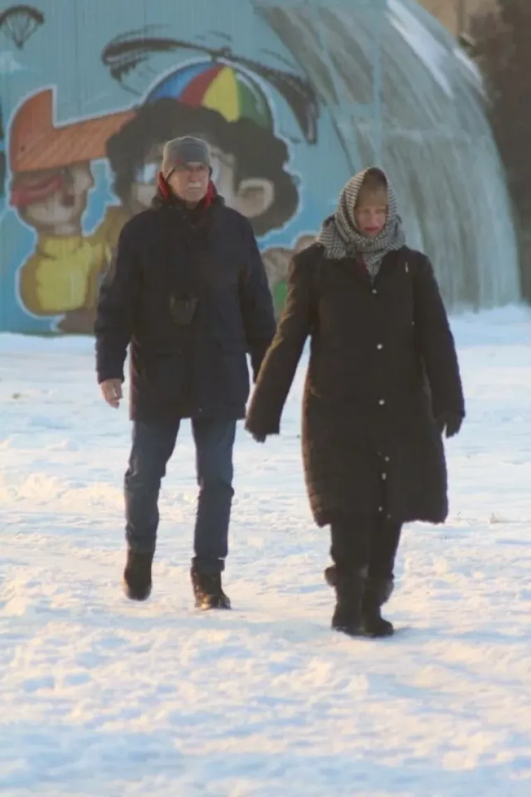 Zimska romantika uz Dravu: Parovi iskoristili vedro nedjeljno poslijepodne