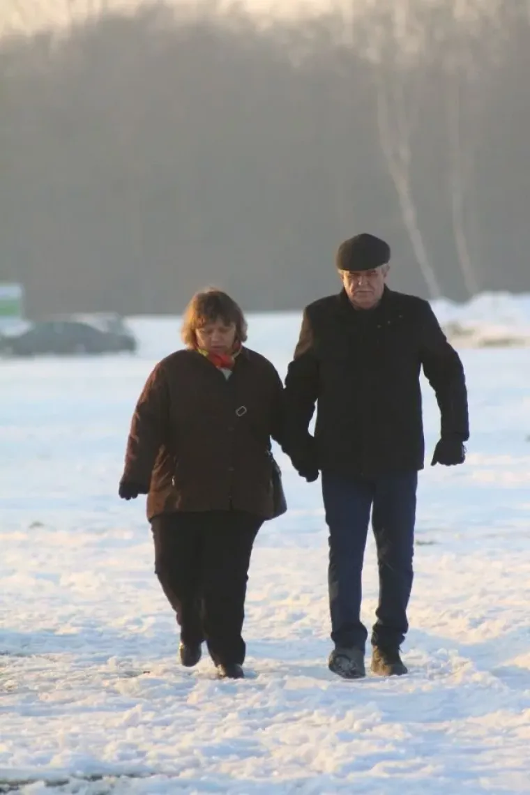 Zimska romantika uz Dravu: Parovi iskoristili vedro nedjeljno poslijepodne