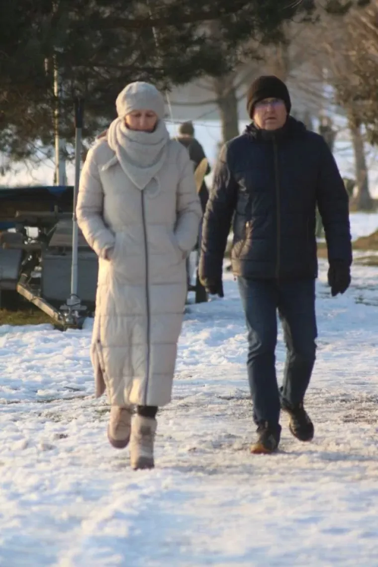 Zimska romantika uz Dravu: Parovi iskoristili vedro nedjeljno poslijepodne