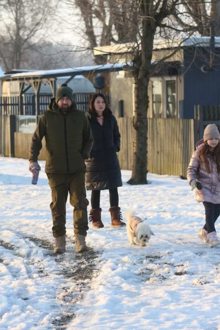 Zimska romantika uz Dravu: Parovi iskoristili vedro nedjeljno poslijepodne