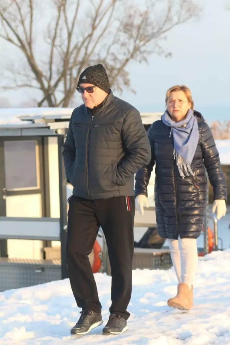 Zimska romantika uz Dravu: Parovi iskoristili vedro nedjeljno poslijepodne