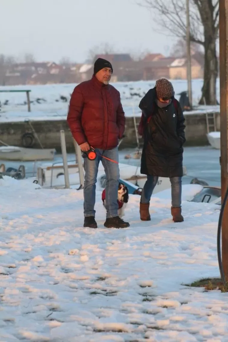Zimska romantika uz Dravu: Parovi iskoristili vedro nedjeljno poslijepodne