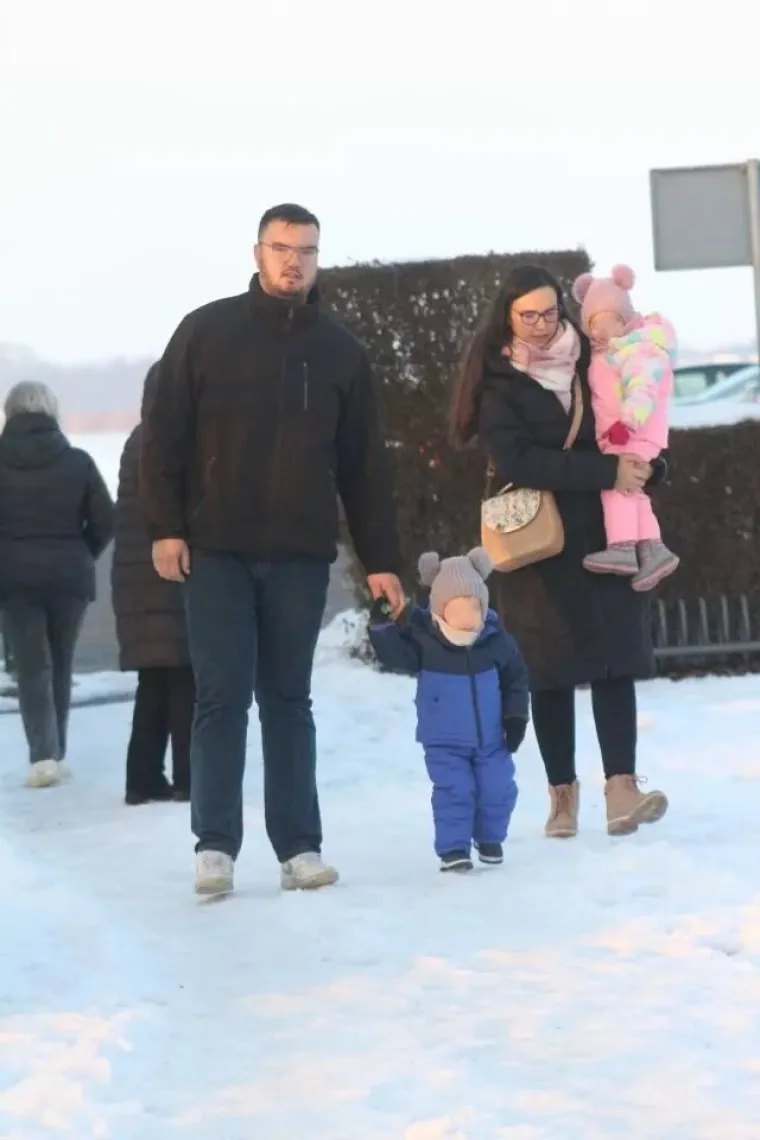 Zimska romantika uz Dravu: Parovi iskoristili vedro nedjeljno poslijepodne