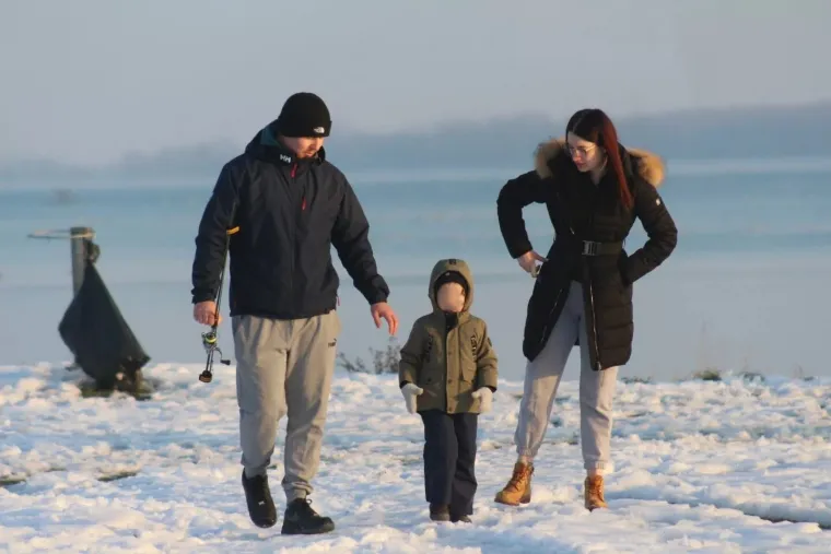 Zimska romantika uz Dravu: Parovi iskoristili vedro nedjeljno poslijepodne