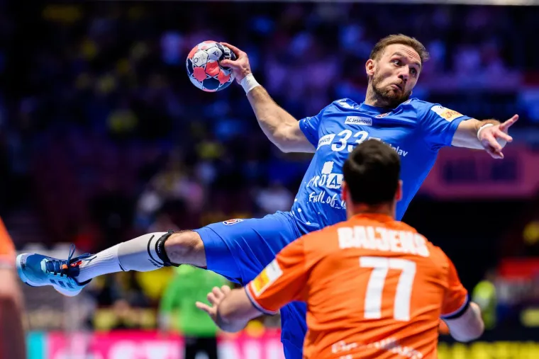 Na tribini ludnica, a svi u &scaron;oku gledaju nizozemskog izbornika: Legenda prstima 'kopa blago'