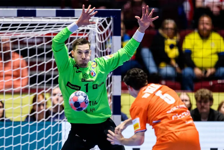 Na tribini ludnica, a svi u &scaron;oku gledaju nizozemskog izbornika: Legenda prstima 'kopa blago'