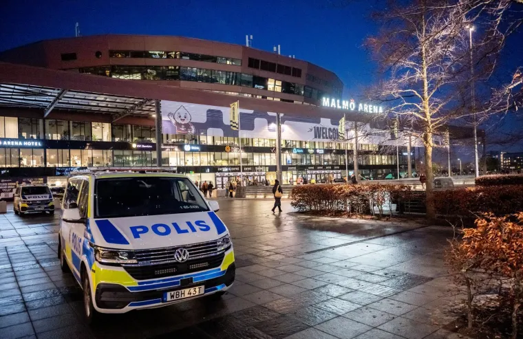Na tribini ludnica, a svi u &scaron;oku gledaju nizozemskog izbornika: Legenda prstima 'kopa blago'
