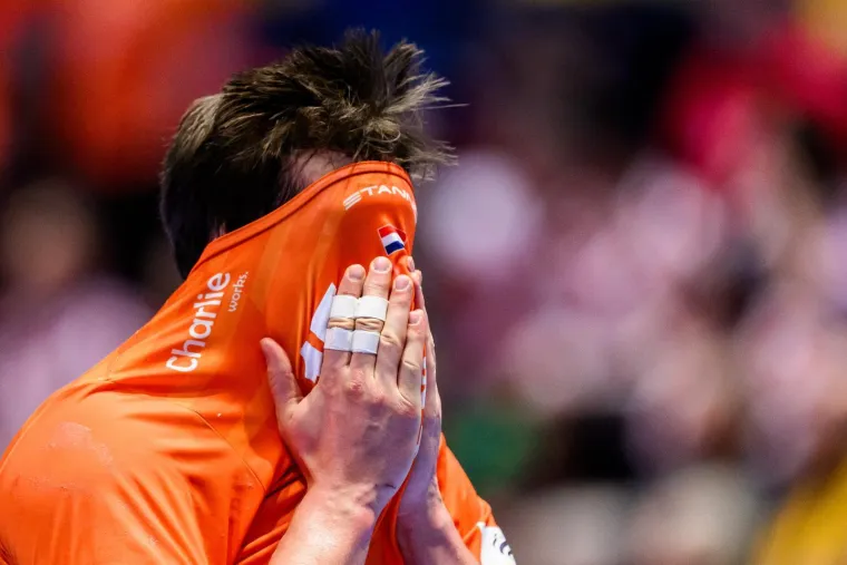 Na tribini ludnica, a svi u &scaron;oku gledaju nizozemskog izbornika: Legenda prstima 'kopa blago'