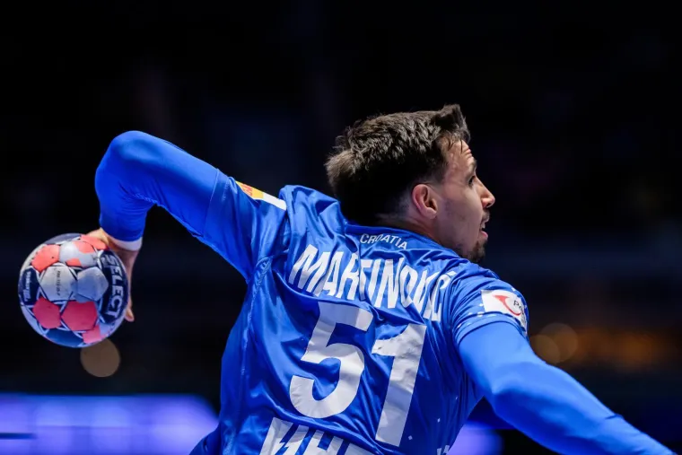 Na tribini ludnica, a svi u &scaron;oku gledaju nizozemskog izbornika: Legenda prstima 'kopa blago'