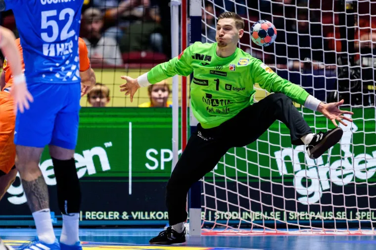 Na tribini ludnica, a svi u &scaron;oku gledaju nizozemskog izbornika: Legenda prstima 'kopa blago'