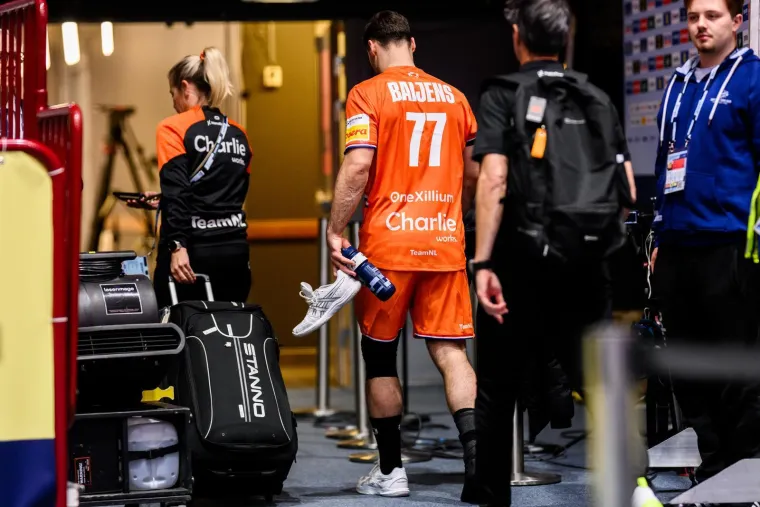 Na tribini ludnica, a svi u &scaron;oku gledaju nizozemskog izbornika: Legenda prstima 'kopa blago'