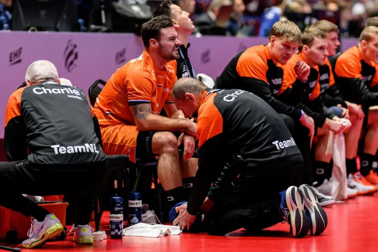 Na tribini ludnica, a svi u &scaron;oku gledaju nizozemskog izbornika: Legenda prstima 'kopa blago'