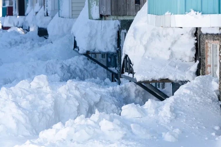 Snijeg im je zatrpao automobile i ulaze u zgrade: Ovako nije bilo zadnjih 60 godina