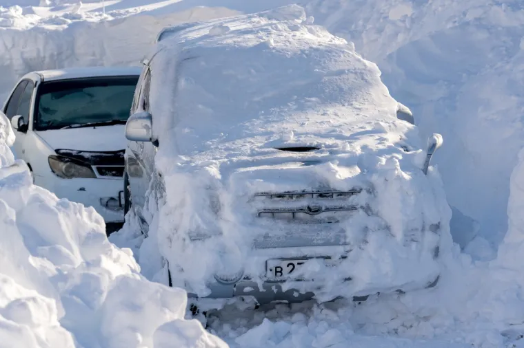 Snijeg im je zatrpao automobile i ulaze u zgrade: Ovako nije bilo zadnjih 60 godina