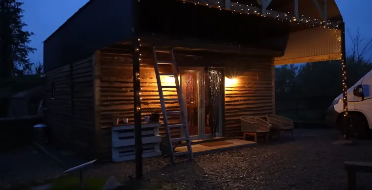 Od stare, napu&scaron;tene i uru&scaron;ene &scaron;tale stvorili su moderan dom iz snova