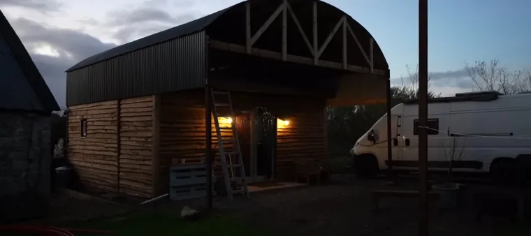 Od stare, napu&scaron;tene i uru&scaron;ene &scaron;tale stvorili su moderan dom iz snova